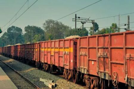 حرکت نخستین قطار صادراتی کلینکر از هشتگرد به ترکیه