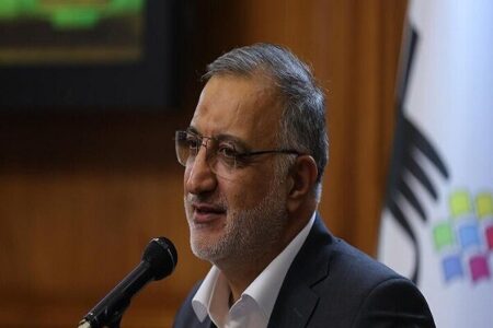 زاکانی به صحن شورا آمد