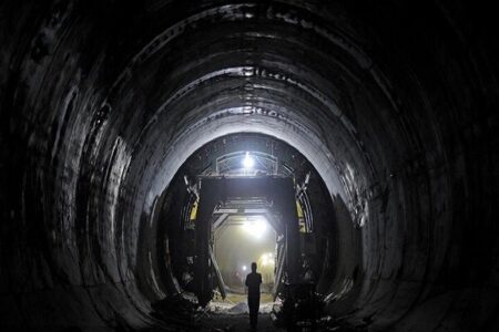 کارخانه عملیات تولید قطعات بتنی بدنه تونل ویژه خط ۹ مترو راه‌اندازی شد