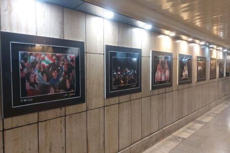 نگارخانه «زانو زنندگان در مقابل ایران» در تهران به نمایش درآمد