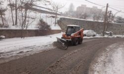 حضور نیروهای برف‌رویی منطقه یک از شب گذشته در معابر و بزرگراه‌ها