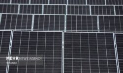 پنل‌های نیروگاه خورشیدی سرخه‌حصار بهینه‌سازی و توسعه می‌یابد