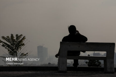 وضعیت هوای تهران همچنان قرمز؛ ذرات معلق دست از سر پایتخت بر نمی‌دارد