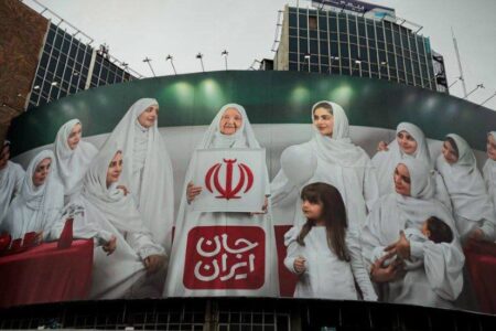 اکران دیوارنگاره جدید میدان ولیعصر به مناسبت روز مادر