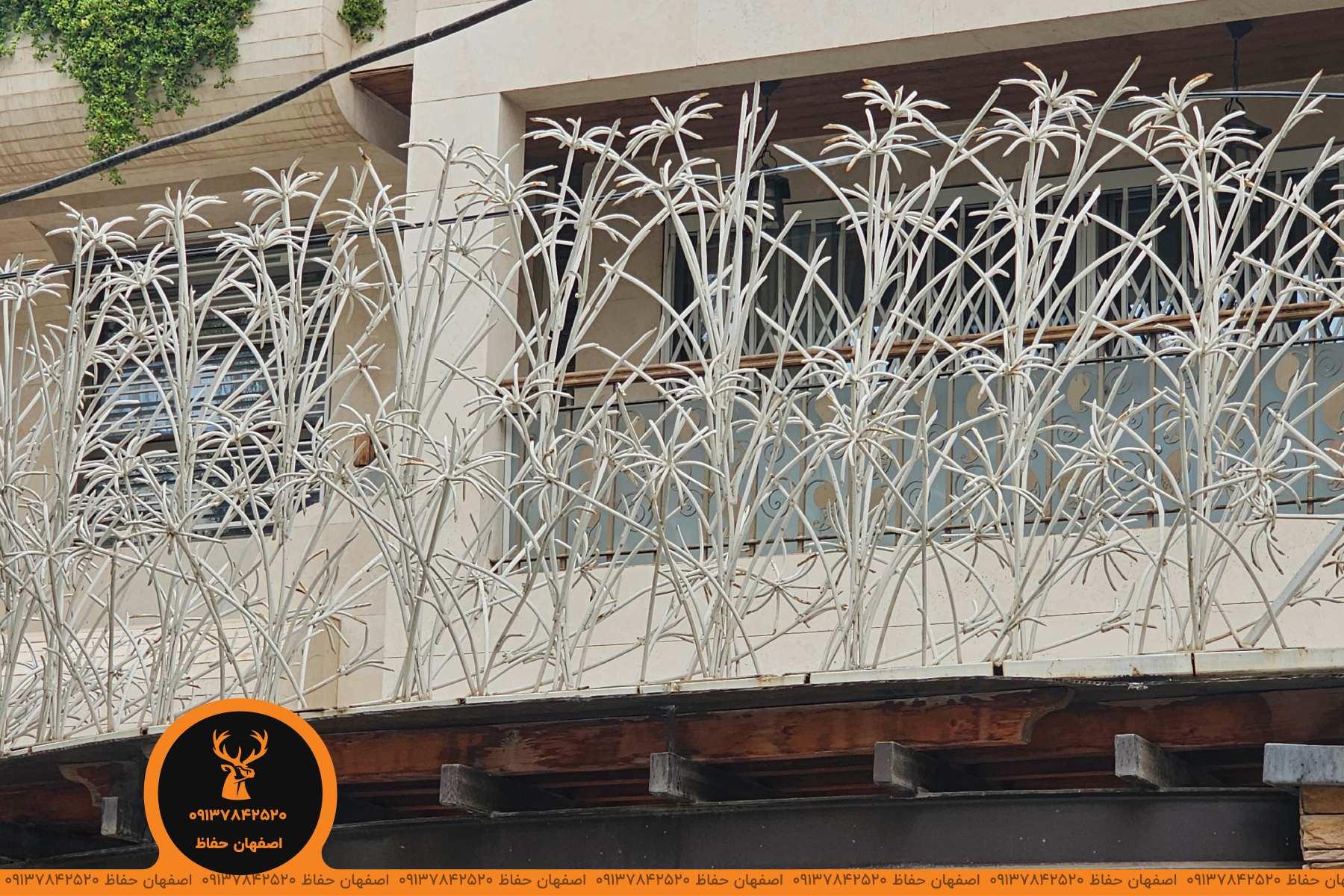 نمای نزدیک از شاخههای حفاظ شاخ گوزنی با تراکم بالا