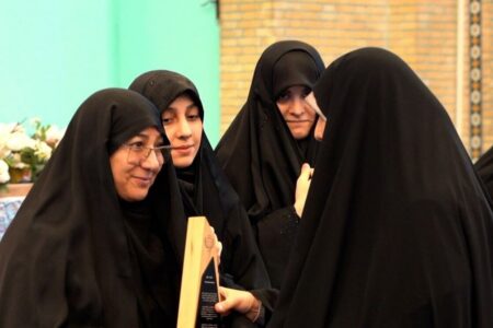 اعطای «جایزه صلح» به شهردار منطقه ۸ تهران