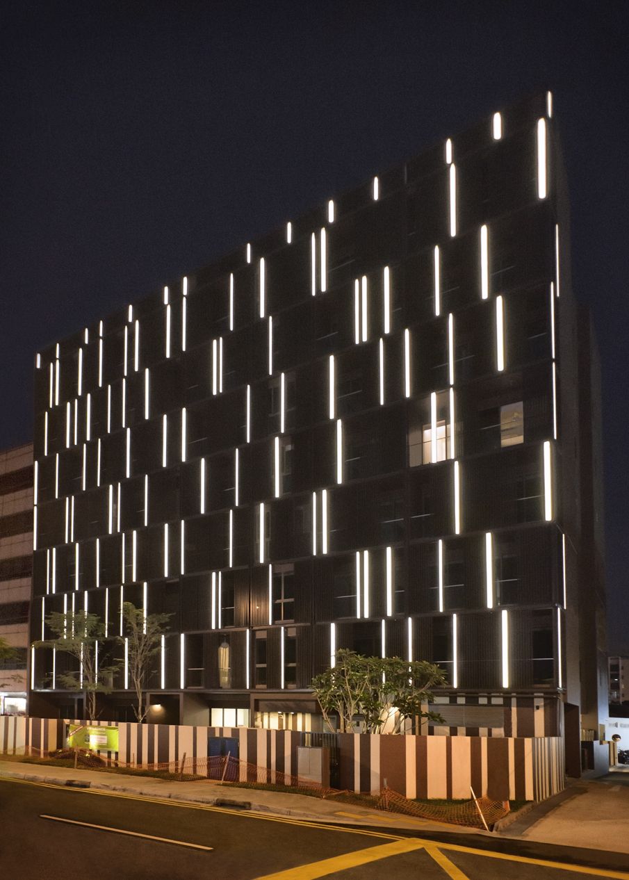 نمایی از یک ساختمان با نورپردازی LED پیشرفته در شب