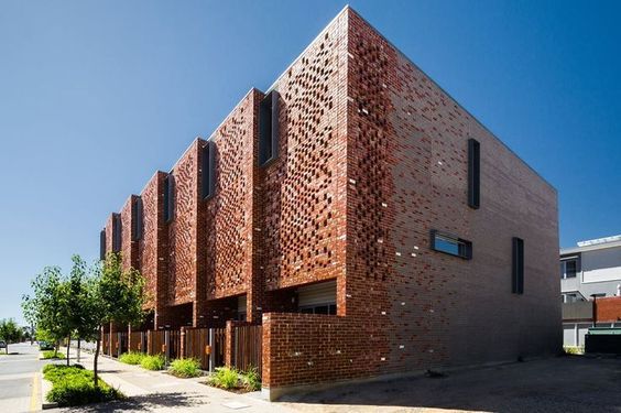 جزئیات طرح آجری سفارشی بر روی دیوار نمای ساختمان مدرن