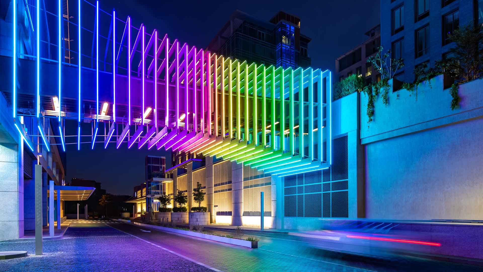 نورپردازی RGB نمای ساختمانهای تجاری در شب
