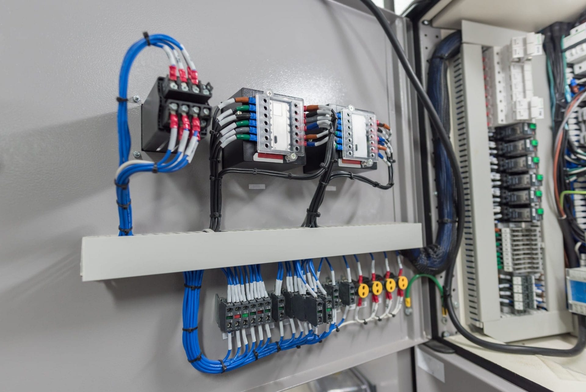 نمونه کابلکشی برق در یک ساختمان مدرن