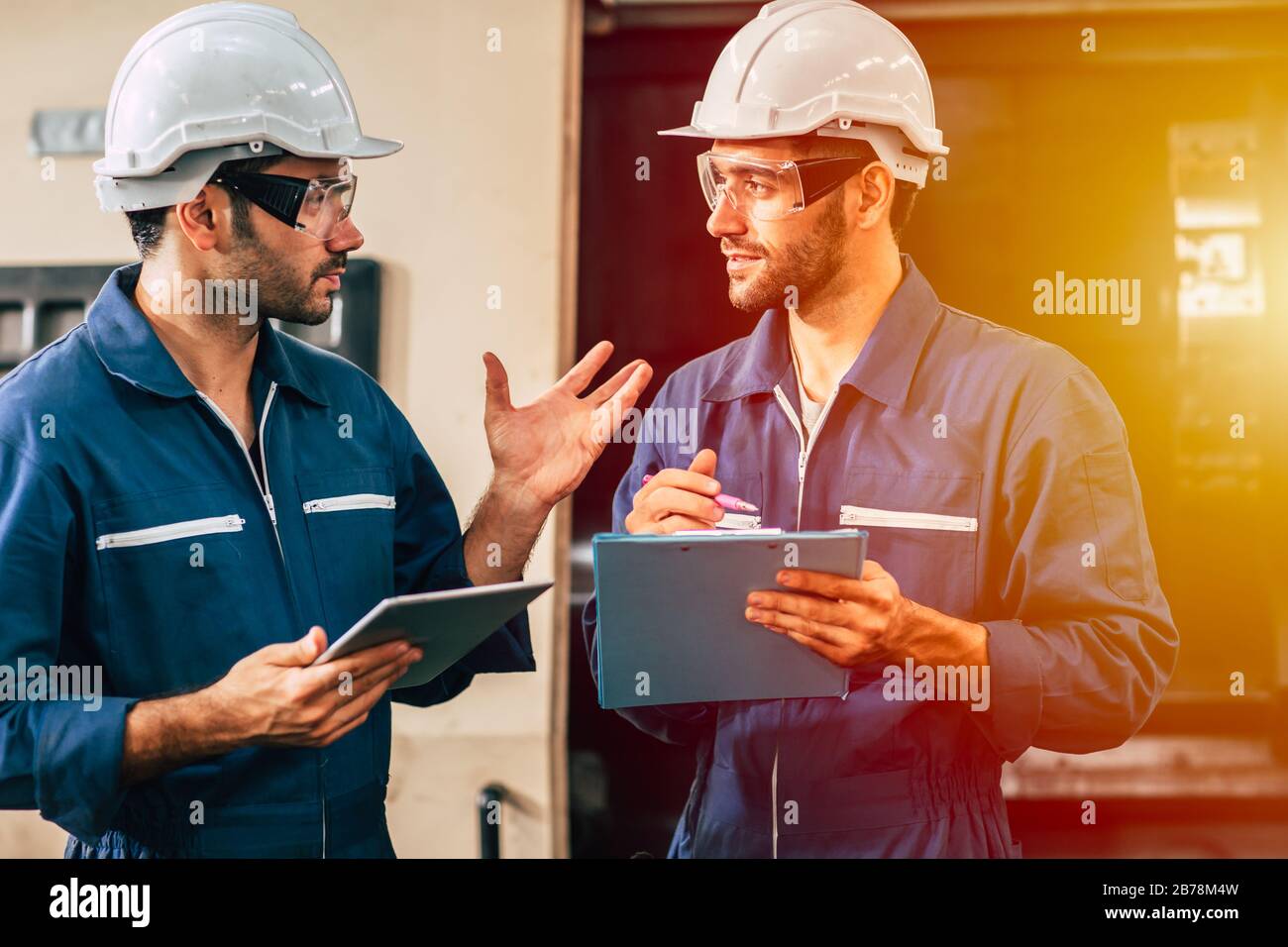 مهندس ناظر با تیم فنی در حال بررسی وضعیت ماشینآلات صنعتی